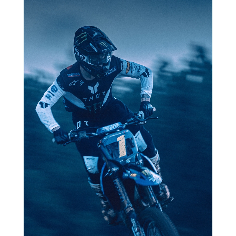Alpinestars Supertech Vision DNGR38 XXV juodos ir sidabrinės spalvos motokroso akiniai su sidabriniais veidrodiniais stiklais