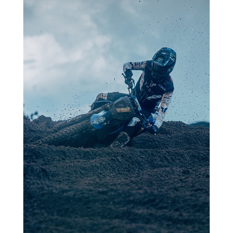 Alpinestars Supertech Vision DNGR38 XXV juodos ir sidabrinės spalvos motokroso akiniai su sidabriniais veidrodiniais stiklais