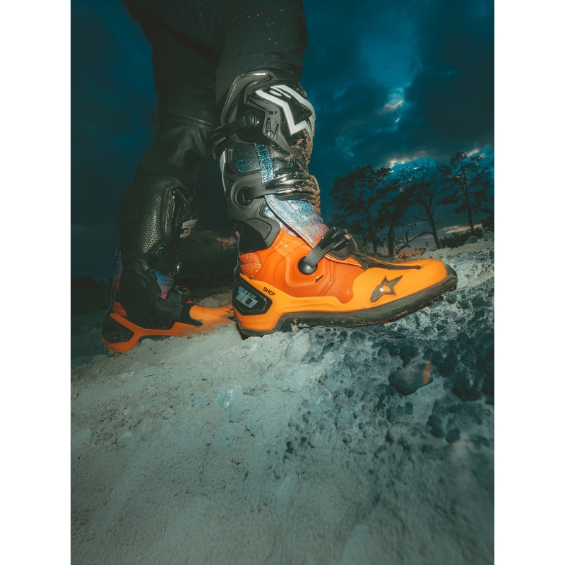 „Alpinestars Tech 10 Limited Edition“ motociklo batai „Black Hole“ – juodi