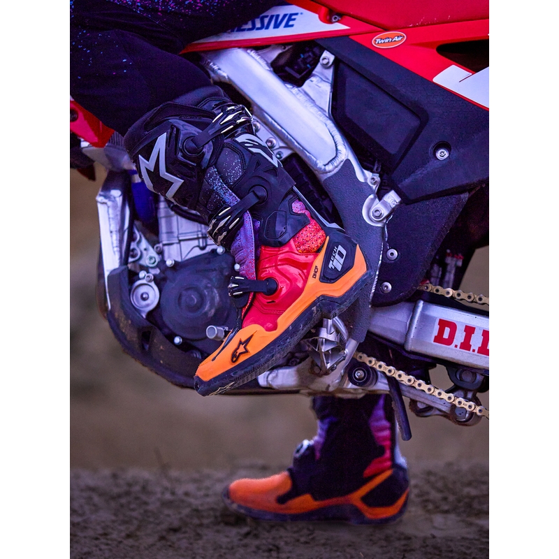 „Alpinestars Tech 10 Limited Edition“ motociklo batai „Black Hole“ – juodi