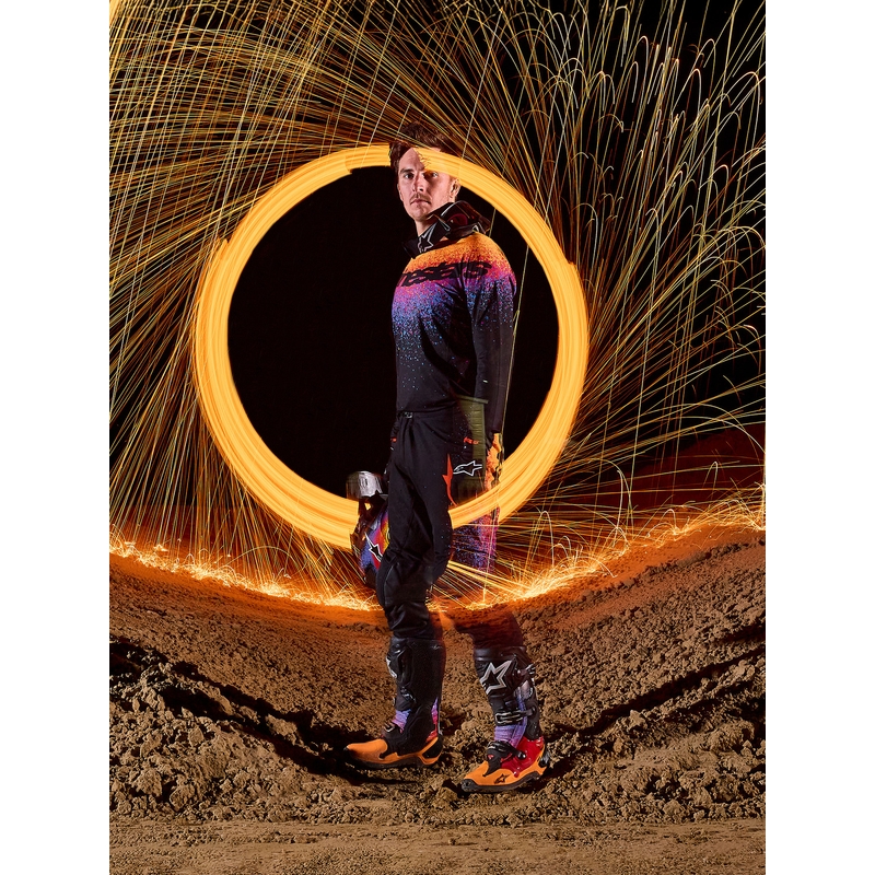 „Alpinestars Supertech“ riboto leidimo „Black Hole“ motokroso marškinėliai, juodi