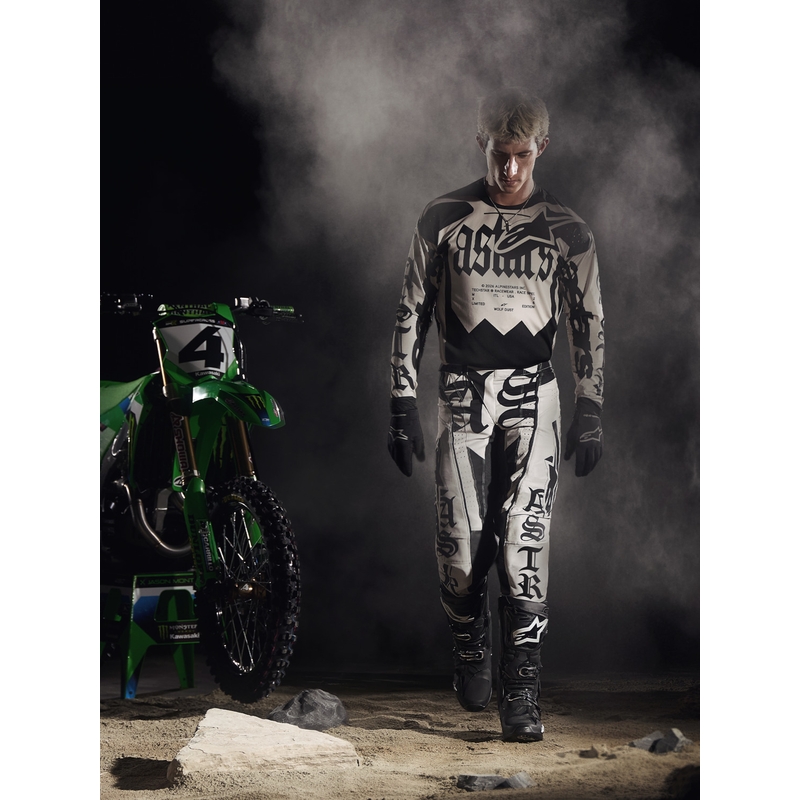 „Alpinestars Techstar“ riboto leidimo motokroso marškinėliai, „Wolf Dust“ smėlio-juodi