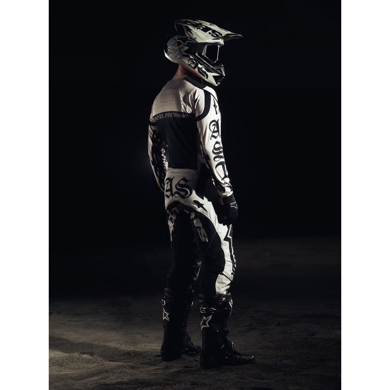 „Alpinestars Supertech S-M7“ riboto leidimo motokroso šalmas, „Wolf Dust“ smėlio-juodas