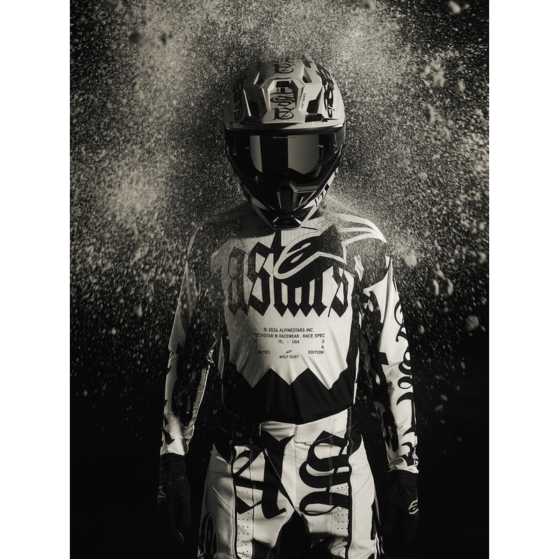 „Alpinestars Supertech S-M7“ riboto leidimo motokroso šalmas, „Wolf Dust“ smėlio-juodas