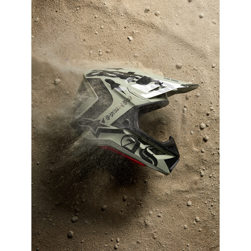 „Alpinestars Supertech S-M7“ riboto leidimo motokroso šalmas, „Wolf Dust“ smėlio-juodas
