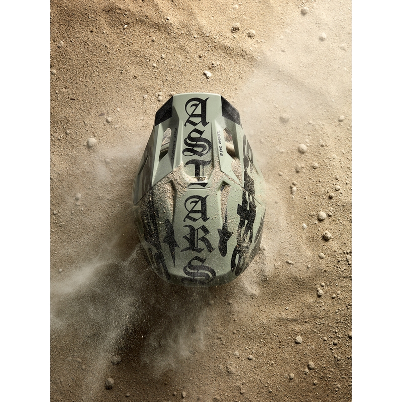 „Alpinestars Supertech S-M7“ riboto leidimo motokroso šalmas, „Wolf Dust“ smėlio-juodas