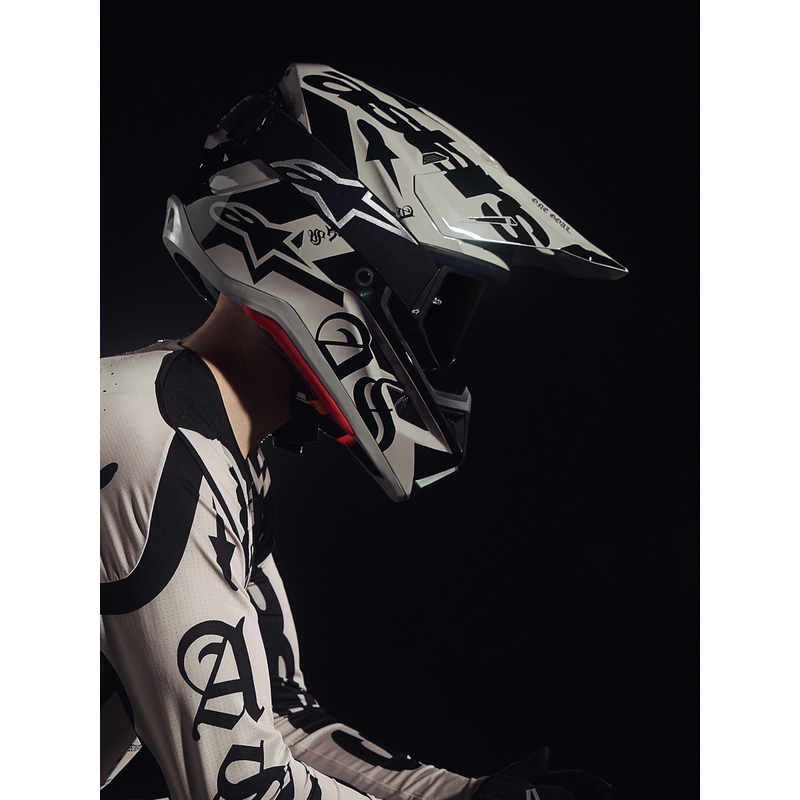 „Alpinestars Supertech S-M7“ riboto leidimo motokroso šalmas, „Wolf Dust“ smėlio-juodas