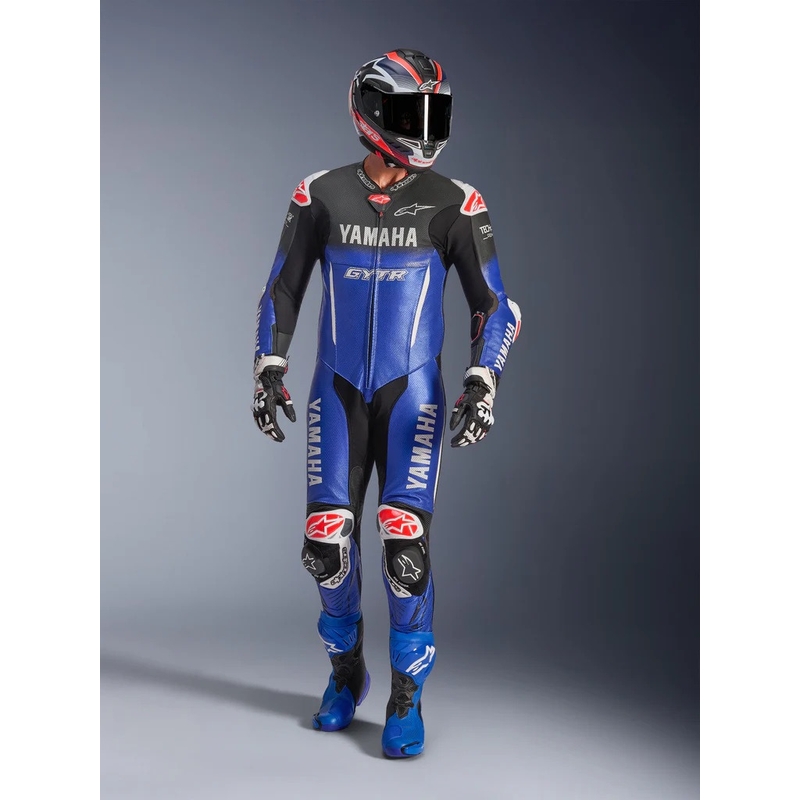 Vientisas odinis motociklo kostiumas Alpinestars GP-R7 YAMAHA GYTR TECH-AIR kolekcijai, suderinama su mėlyna-juoda-balta-raudona spalvomis.