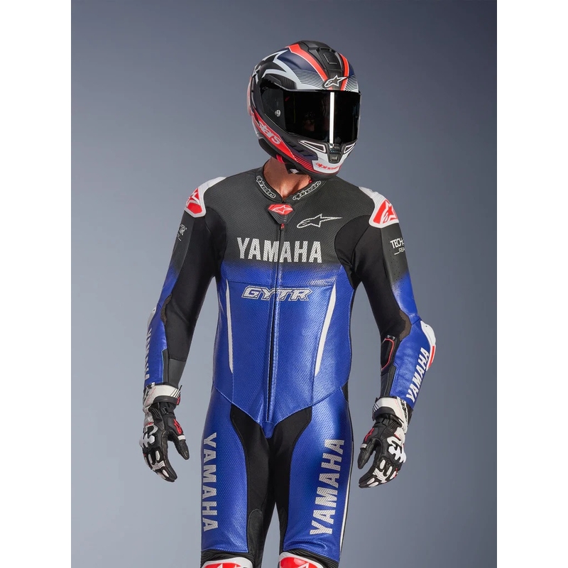 Vientisas odinis motociklo kostiumas Alpinestars GP-R7 YAMAHA GYTR TECH-AIR kolekcijai, suderinama su mėlyna-juoda-balta-raudona spalvomis.