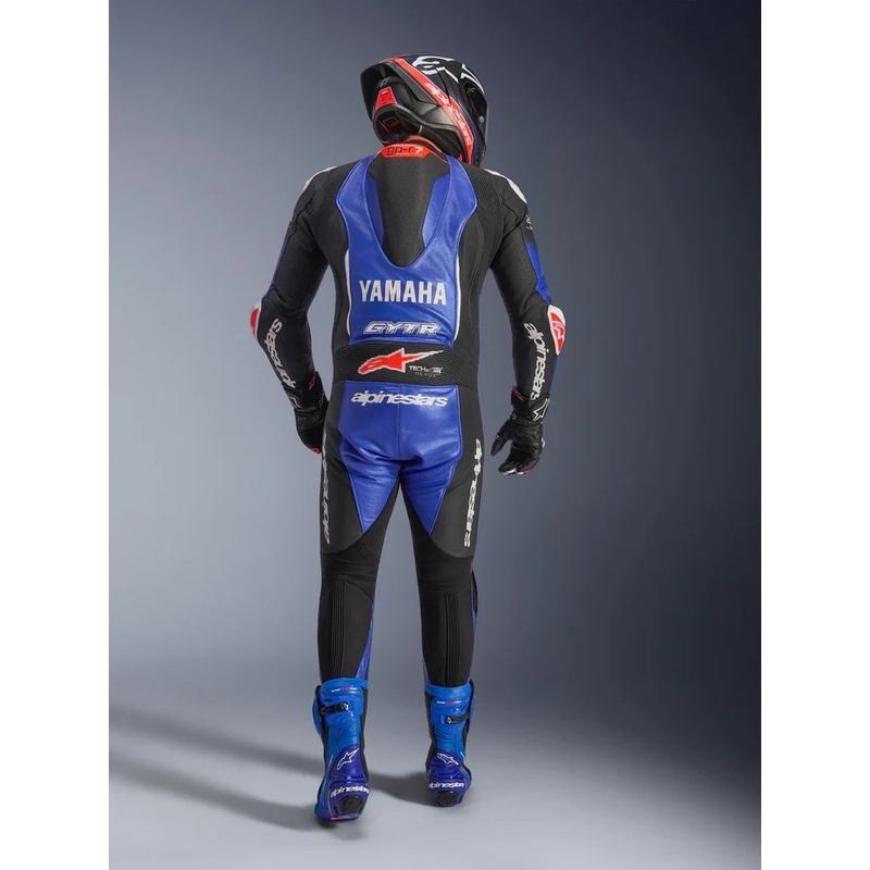 Vientisas odinis motociklo kostiumas Alpinestars GP-R7 YAMAHA GYTR TECH-AIR kolekcijai, suderinama su mėlyna-juoda-balta-raudona spalvomis.
