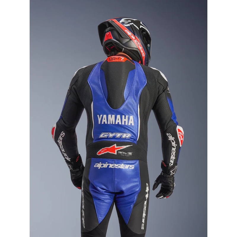 Vientisas odinis motociklo kostiumas Alpinestars GP-R7 YAMAHA GYTR TECH-AIR kolekcijai, suderinama su mėlyna-juoda-balta-raudona spalvomis.