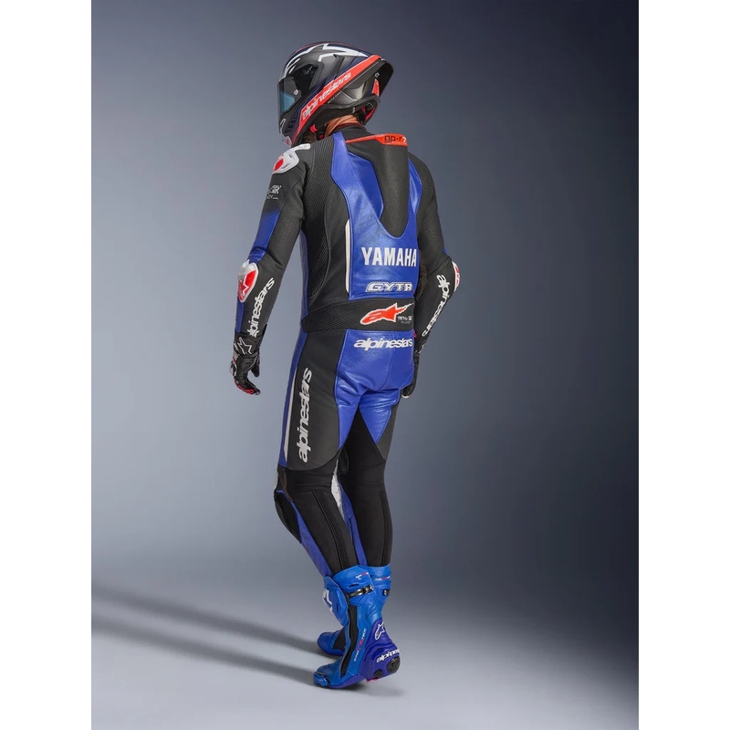 Vientisas odinis motociklo kostiumas Alpinestars GP-R7 YAMAHA GYTR TECH-AIR kolekcijai, suderinama su mėlyna-juoda-balta-raudona spalvomis.