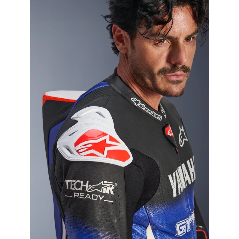Vientisas odinis motociklo kostiumas Alpinestars GP-R7 YAMAHA GYTR TECH-AIR kolekcijai, suderinama su mėlyna-juoda-balta-raudona spalvomis.