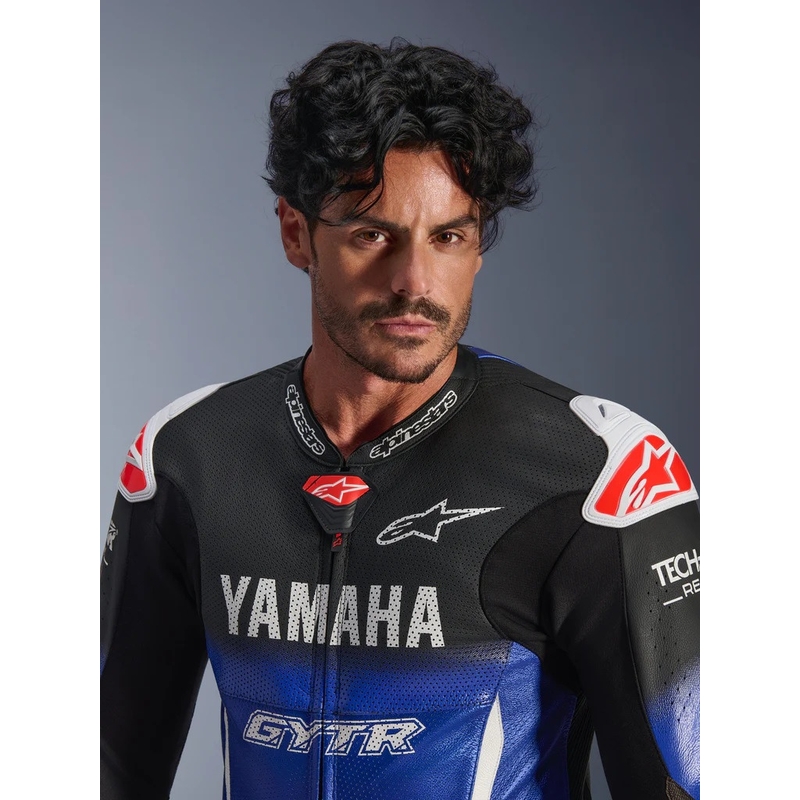 Vientisas odinis motociklo kostiumas Alpinestars GP-R7 YAMAHA GYTR TECH-AIR kolekcijai, suderinama su mėlyna-juoda-balta-raudona spalvomis.