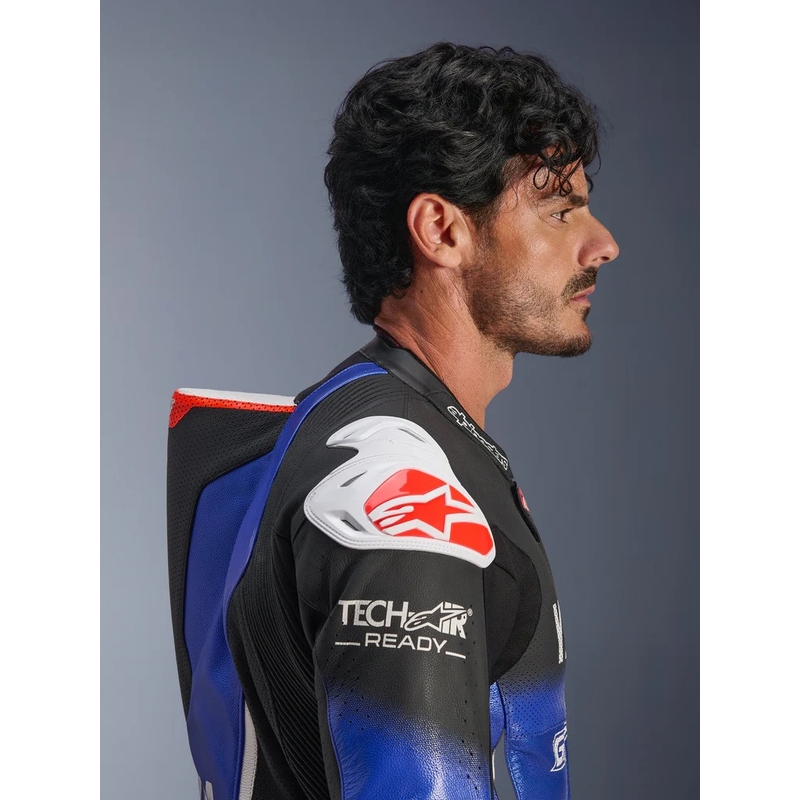 Vientisas odinis motociklo kostiumas Alpinestars GP-R7 YAMAHA GYTR TECH-AIR kolekcijai, suderinama su mėlyna-juoda-balta-raudona spalvomis.
