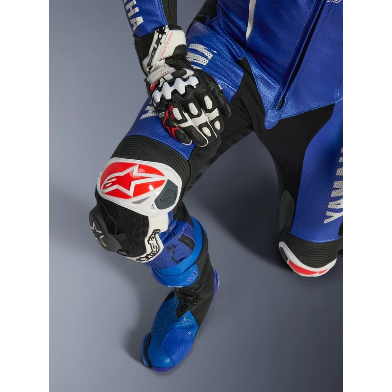 Vientisas odinis motociklo kostiumas Alpinestars GP-R7 YAMAHA GYTR TECH-AIR kolekcijai, suderinama su mėlyna-juoda-balta-raudona spalvomis.