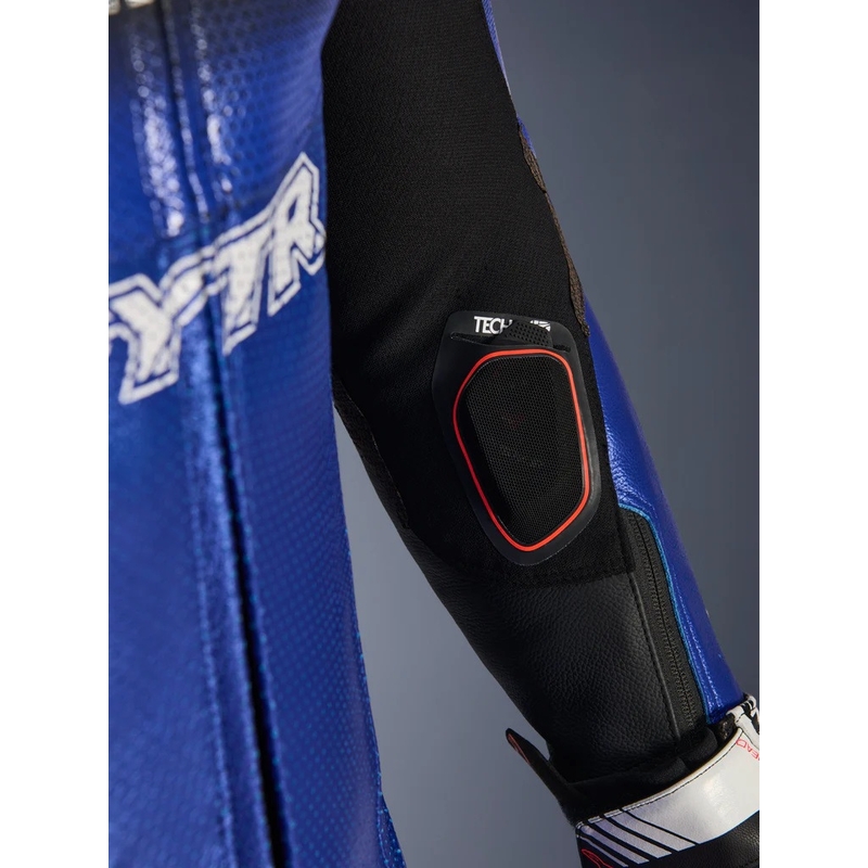 Vientisas odinis motociklo kostiumas Alpinestars GP-R7 YAMAHA GYTR TECH-AIR kolekcijai, suderinama su mėlyna-juoda-balta-raudona spalvomis.