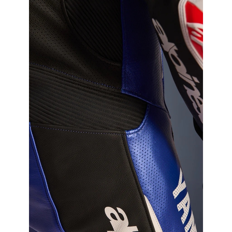 Vientisas odinis motociklo kostiumas Alpinestars GP-R7 YAMAHA GYTR TECH-AIR kolekcijai, suderinama su mėlyna-juoda-balta-raudona spalvomis.