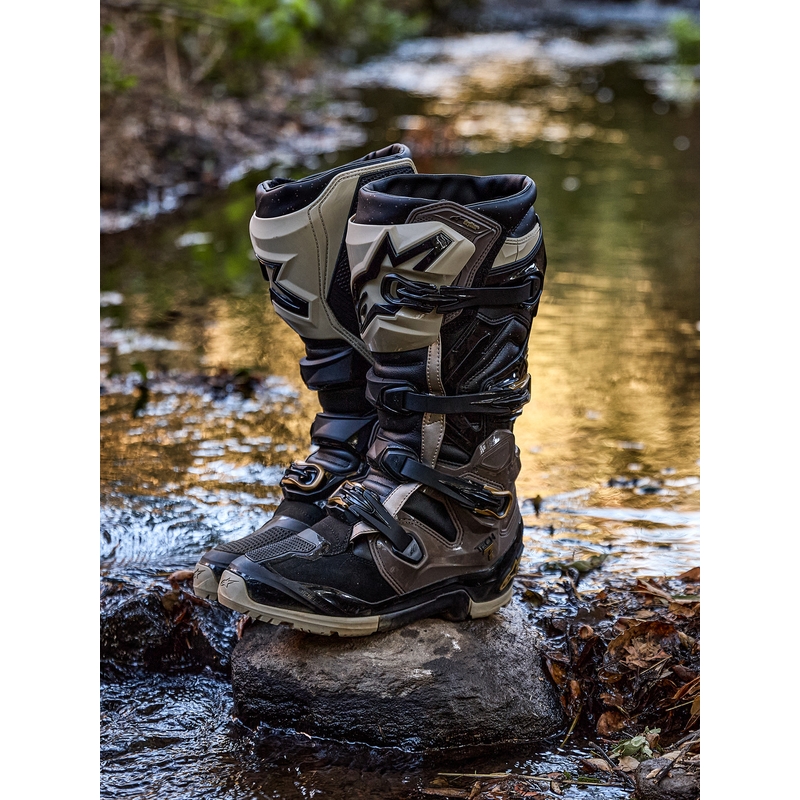 Alpinestars TECH 7 Enduro Drystar motociklo batai juodi-tamsiai pilki-auksiniai