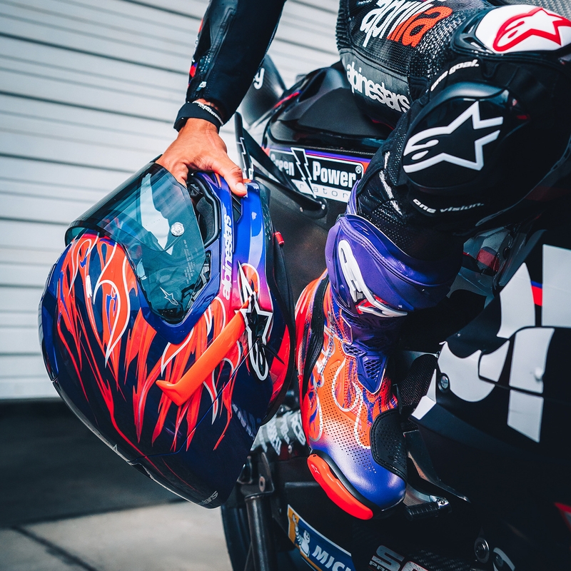 „Alpinestars Supertech R-10 Flyte“ uždaras motociklo šalmas, riboto leidimo, Jorge Martin, violetinė-raudona