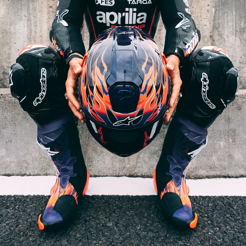 „Alpinestars Supertech R-10 Flyte“ uždaras motociklo šalmas, riboto leidimo, Jorge Martin, violetinė-raudona