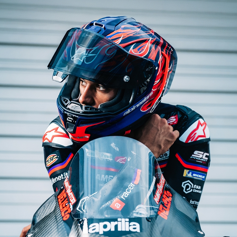 „Alpinestars Supertech R-10 Flyte“ uždaras motociklo šalmas, riboto leidimo, Jorge Martin, violetinė-raudona