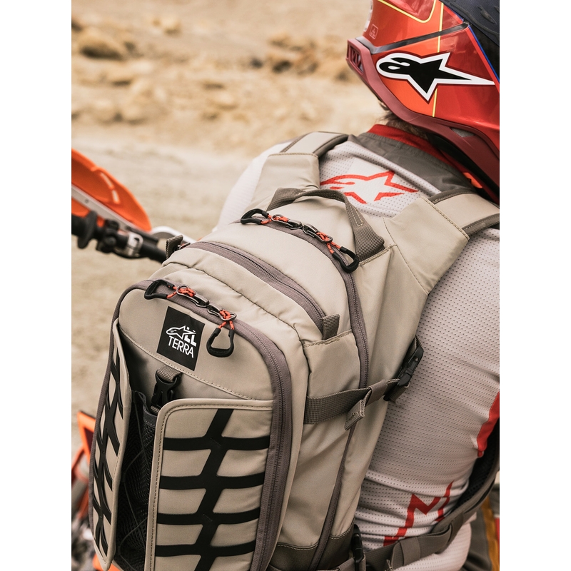 „Alpinestars AT-15“ motociklo kuprinė, smėlio-oranžinė, 15 l