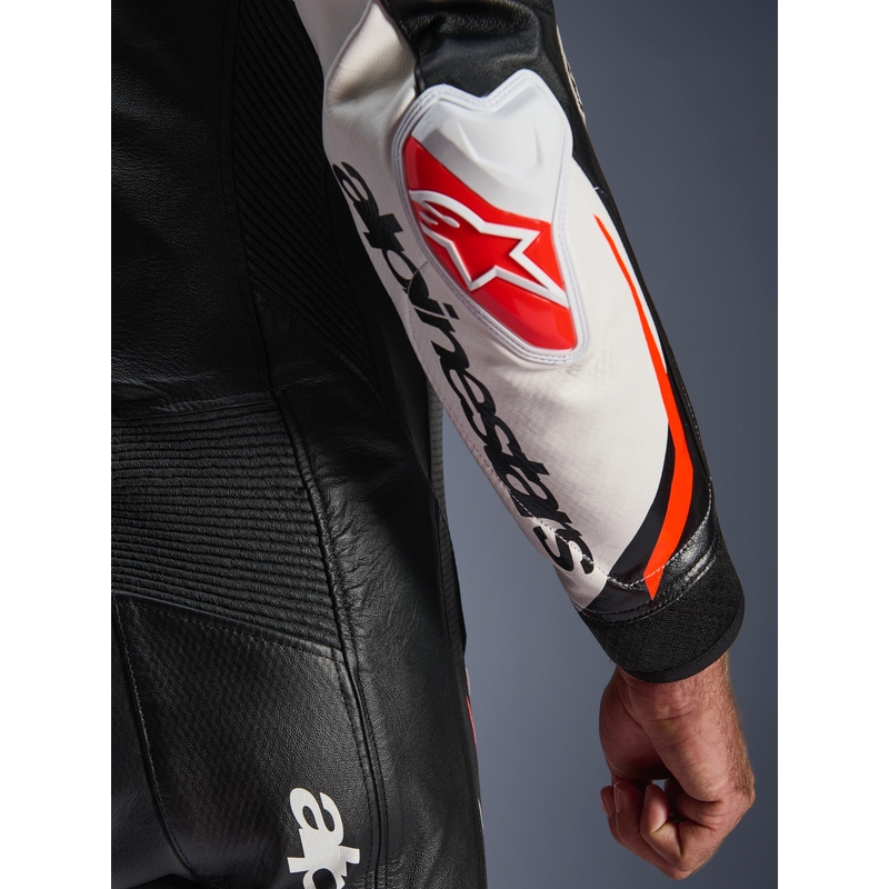 Alpinestars GP TECH V5 vientisas odinis motociklo kostiumas juodas-baltas-fluorescencinis raudonas
