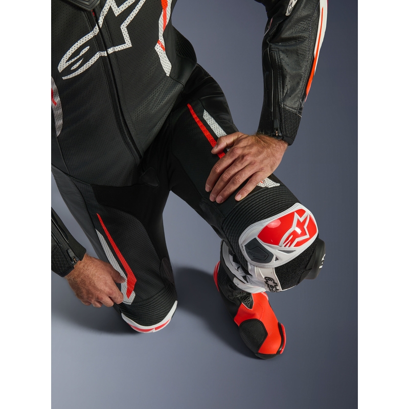 Alpinestars GP TECH V5 vientisas odinis motociklo kostiumas juodas-baltas-fluorescencinis raudonas