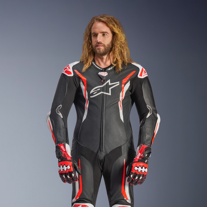 Alpinestars GP TECH V5 vientisas odinis motociklo kostiumas juodas-baltas-fluorescencinis raudonas