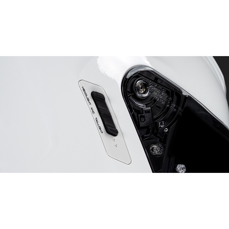Uždaras motociklo šalmas su ausinėmis SENA Phantom ANC blizgiai baltas