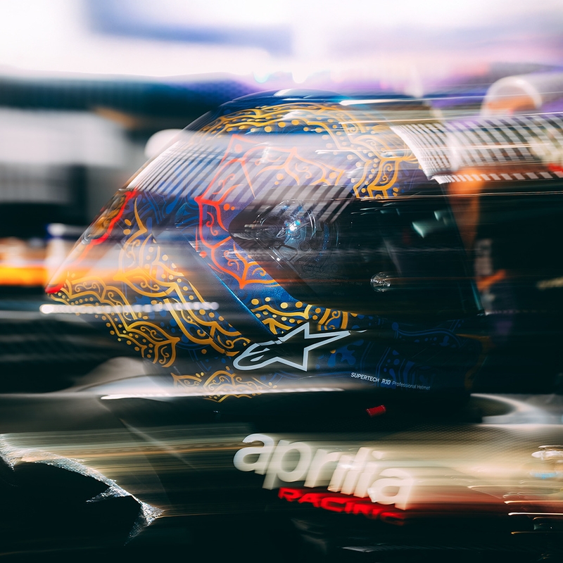 Uždaras motociklo šalmas „Alpinestars Supertech R10 Marthanator“ riboto leidimo JORGE MARTIN mėlynas perlas auksinis raudonas